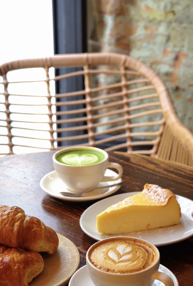 Matcha latte, latte, tarta de queso y croissants